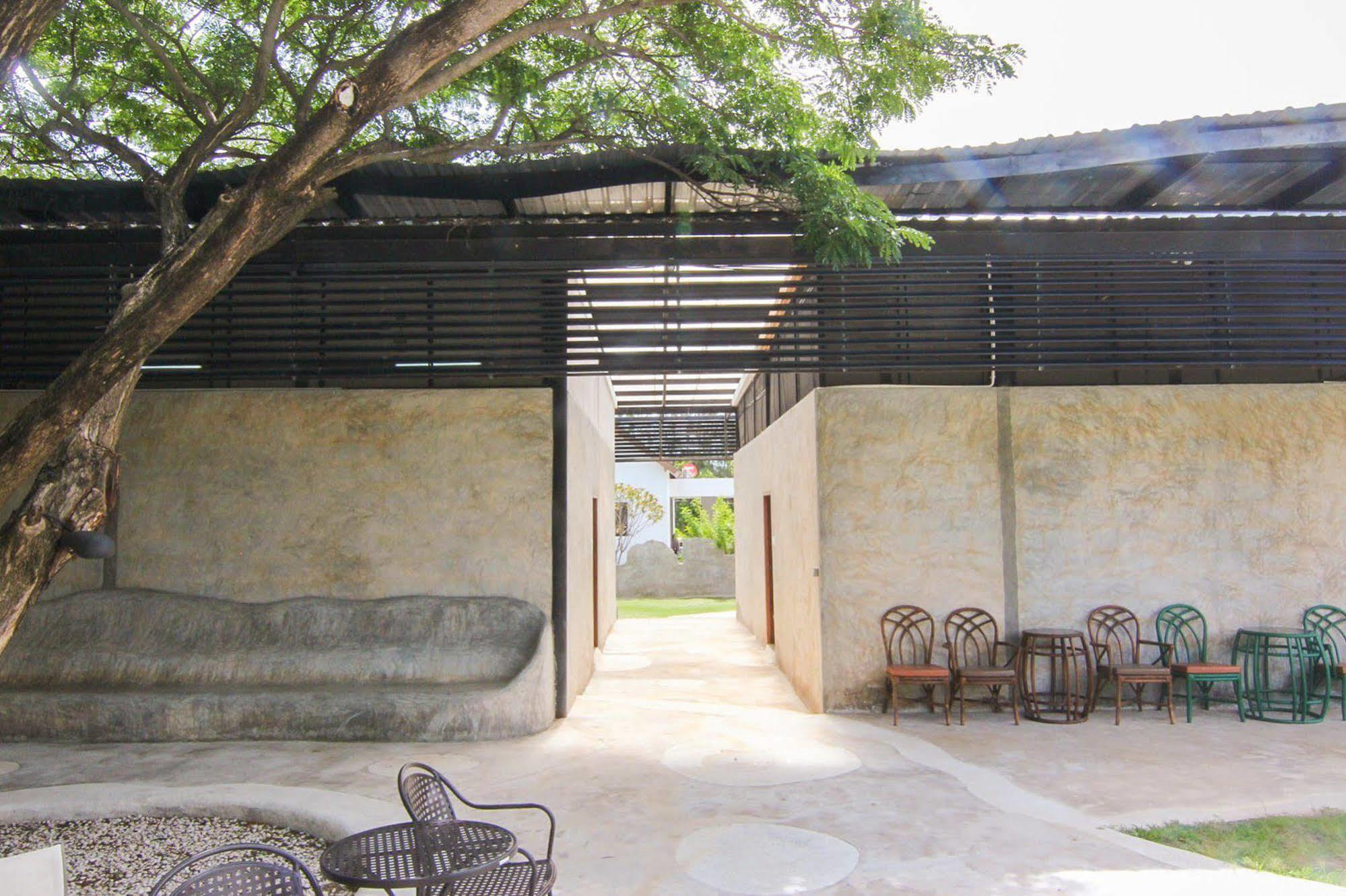 Hotel Naidee Sculptured Huts HHQ Exterior foto